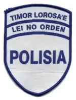 Polizisten bei der Ausbildung durch australische Soldatenund Polizeiabzeichen unter der UN-Verwaltung 2001