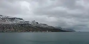 Im Fjord im Hintergrund die Insel Skrúður