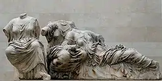 Die Figuren K, L und M vom Ostfries des Parthenon, rechts vielleicht Aphrodite, um 440 v. Chr. (British Museum)