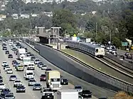 Castro Valley, San Francisco Bay Area:Station in Mittellage zwischen den Richtungsfahrbahnen einer Autobahn