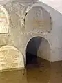 Krypta mit Gruft der Grafen Lazar, mit dem Wappen der Adelsfamilie (2010 nach Hochwasser)