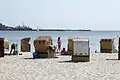 Strand in Eckernförde mit dem Kranzfelder-Hafen im Hintergrund