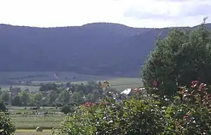 Der Eingang des Sensentals von der Rheinebene aus gesehen. Links ist der Fuß des Waldbergs, rechts der Fuß des Kirchbergs; im Hintergrund erhebt sich der Eckkopf