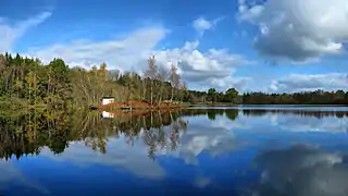 Typischer Teich mit Fischerhütte