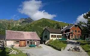 Die Hütte mit dem Großen Bösenstein im Hintergrund