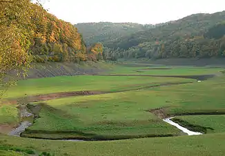 Bachbett der Werbe bei Niedrigwasser im Edersee; etwas unterhalb vom Ende des Ederseewegs