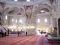 Linkes Bild: Innenraum der Üç-Şerefeli-Moschee, Edirne (um 1450)Rechtes Bild: Innenraum der Sultan-Ahmed-Moschee, Istanbul (1609–16)