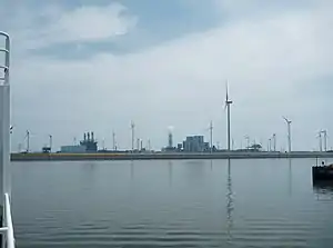 Links das GuD-Kraftwerk Magnum – drei Blöcke mit drei parallelen Abgasrohren. Ansicht vom Beatrixhaven in Eemshaven.