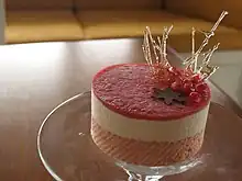 Dacquoise-Törtchen mit Mandelbaiserschicht