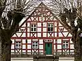 Fachwerkhaus mit Sturzriegeln über Haustür und Fenstern