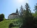 Prähistorischer Grabhügel (butte), heute Standort der Kirche