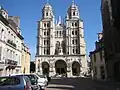 Dijon, Église St-Michel – Obelisken auf dem Mittelgiebel