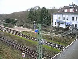 Ehemaliges Bahnhofsgebäude (Ostseite)mit Bahnsteig im Jahr 2016