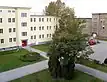 Blick aus dem 2. Stock des ehem. Stabsgebäudes 1 (Rückwärtige Dienste) auf das ehem. Transportbataillon. Linke Seite: heute Musikschule Joseph Schmidt. Rechte Seite mit ehem. Wohnheim: heute Beratungszentrum für in Not geratene Frauen und Bezirksamt Treptow-Köpenick. Foto von 2011.