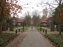 Ehrenfriedhof   53,5456° N, 8,1027° O53.54568.1027