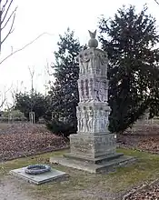 Ehrenmal des 1. Westfälischen Feld-Artillerie-Regiments Nr. 7 und Bronzeplatte mit Lorbeerkranz von Rudolf Christian Baisch für die gefallenen Soldaten des Artillerie-Regiments Nr. 26 im Hofgarten Düsseldorf (mit Julius Stobbe und Conrad Peter Bergmann), 1928