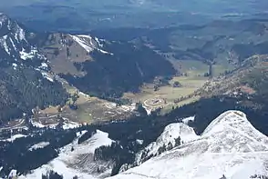 Blick vom Pilatus Richtung Nordwesten ins apere Eigental: Über der Honegg zieht von links der Ausläufer des Rägeflüeli zum Rosebode und fällt im Ganterseiwald hin zum Gantersei und Linde ab. Im Mittelgrund  Buechstäg, im Hintergrund die Dörfer Eigenthal und Schwarzenberg.