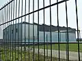 Der Hangar auf dem abgeriegelten Flugplatzgelände beherbergt heute die elektrischen Anlagen des Solarparks
