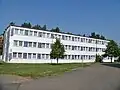 Nordöstlich des Flugplatzes befanden sich die Mannschaftsunterkünfte, das hier gezeigte Gebäude war den Lehrgangsteilnehmern (Fallschirmspringen u. a.) vorbehalten.