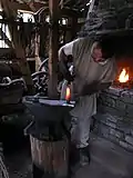 Ein Schmied beim Ausarbeiten eines Werkstückes.