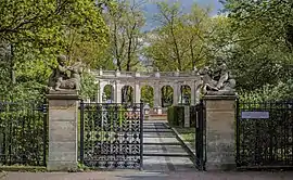Haupteingang zum Märchenbrunnen