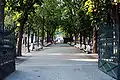 Kurpark, Eingang Karl-Komzák-Allee (am Ende der Vista: das Lanner-und-Strauß-Denkmal).