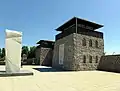 Karbyschew-Mahnmal vor dem Eingangsgebäude des KZ Mauthausen, auf dem rechten Turm ist eine russische Gedenktafel angebracht