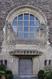 Eingangsportal der Friedhofskapelle auf dem Südfriedhof in Düsseldorf (Foto 2018)