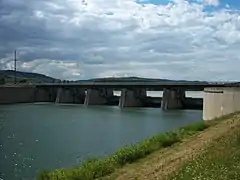 Wien: Fluttore des Einlaufbauwerkes Langenzersdorf, um die Donau zu regulieren