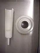 Blick von oben in eine Aktivimeter-Bohrung (in eine Arbeitsfläche eingelassen); links Proben-Einsatz.