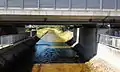 Die begradigte Glan auf Höhe der Brücke der Bahnstrecke Rosenheim–Salzburg