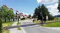 Schrankenanlage mit rotierendem Warnsignal („Löffelrad“) in Feistritz im Rosental 2021