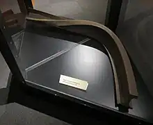 Foto einem kurzen Stück verbogener Schiene, die in einem Museum ausgestellt ist