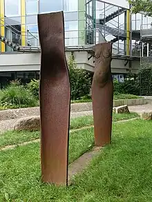 Eisengussplastik, Begegnung. 2002. Von Matthias Eder. Christuskirche Rheinfelden (Baden)