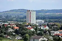 Eisenstadts einziges Hochhaus aus 1971, mit 17 Stöcken und 51 m Höhe bis heute das höchste des Burgenlands und umstritten