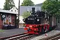 99 1594 der Preß­nitz­tal­bahn im Bahnhof Schmalz­grube