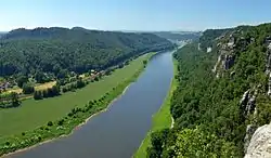 Blick von der Basteiaussicht elbabwärts zum Wartturm