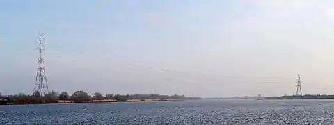 Ein seitlicher Blick auf den südlichen Teil der Elbekreuzung 2 zeigt, wie steil die Leitungen vom schon 76 m hohen Abspannmast (rechts) zum südlichen Tragmast aufsteigen müssen