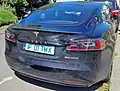 Kennzeichen für Elektrofahrzeuge an einem Tesla