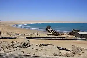Elisabethbucht, im Vordergrund die Pumpstation zur Wasserversorgung der Diamantenwaschanlage (2018)