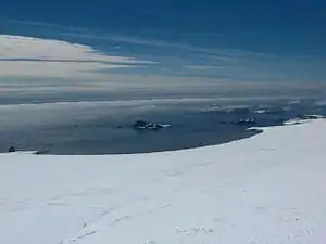 Blick vom Miziya Peak auf die Eliseyna Cove und Balsha Island (Mitte)