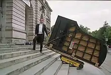 Ellenberger transportiert Flügel über Treppe