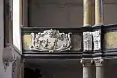 Relief an der Orgelempore