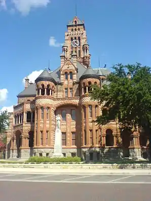 Das Ellis County Courthouse in Waxahachie, gelistet im Ellis County Courthouse Historic District im NRHP mit der Nr. 75001971
