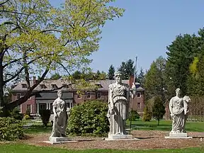 Statuen und ein Anwesen auf dem Parkgelände