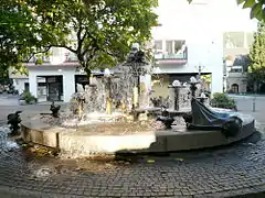 Elwetritschenbrunnen vor der Klemmhof-Ostfassade