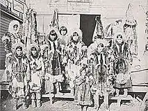 Eskimos, die Felle nach Nome (Alaska) gebracht haben