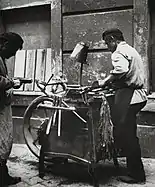 Scheren­schleifer mit Schleif­karren in Wien, um 1905–1914