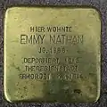 Emmy Nathan vor der Herderstraße 21