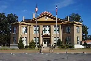 Das 1909 erbaute Rains County Courthouse ist seit Mai 2003 im NRHP eingetragen.